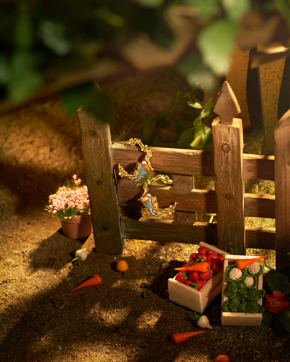 fable-england-jewellery-peter-rabbit-jumping-clover-creolen-gold image 2