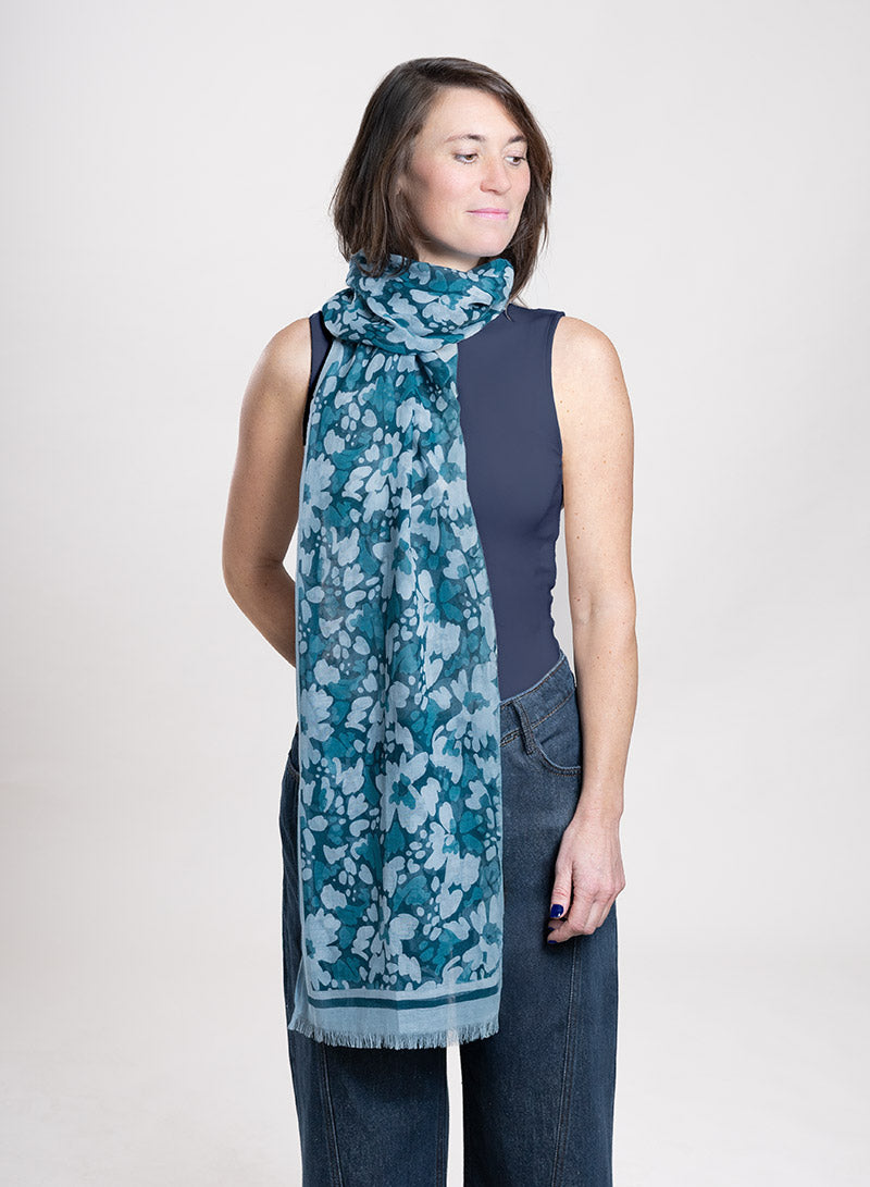 djian-elsa-schal-bio-baumwolle-blau-floral-leicht image 1