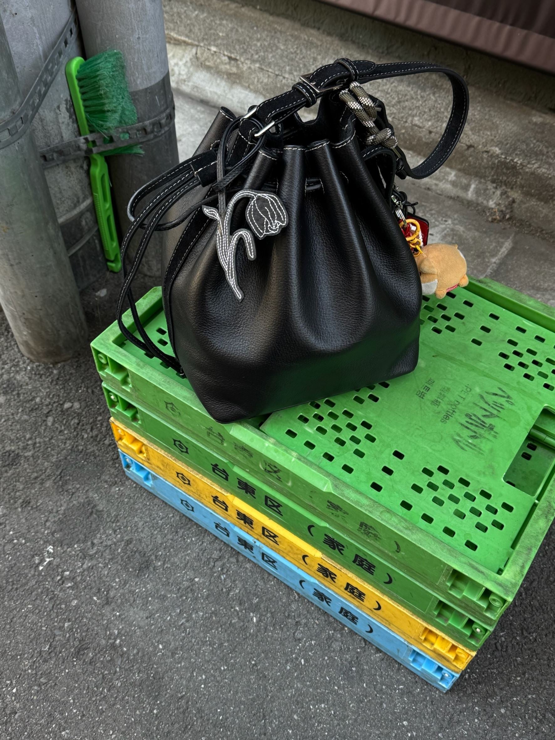 becks-ndergaard-smooth-bucket-bag-leder-schwarz-24x30 image 1