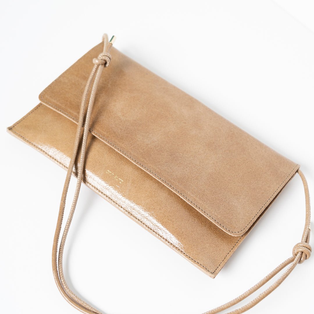 ann-kurz-thin-clutch-lackleder-taupe-mit-riemen image 4