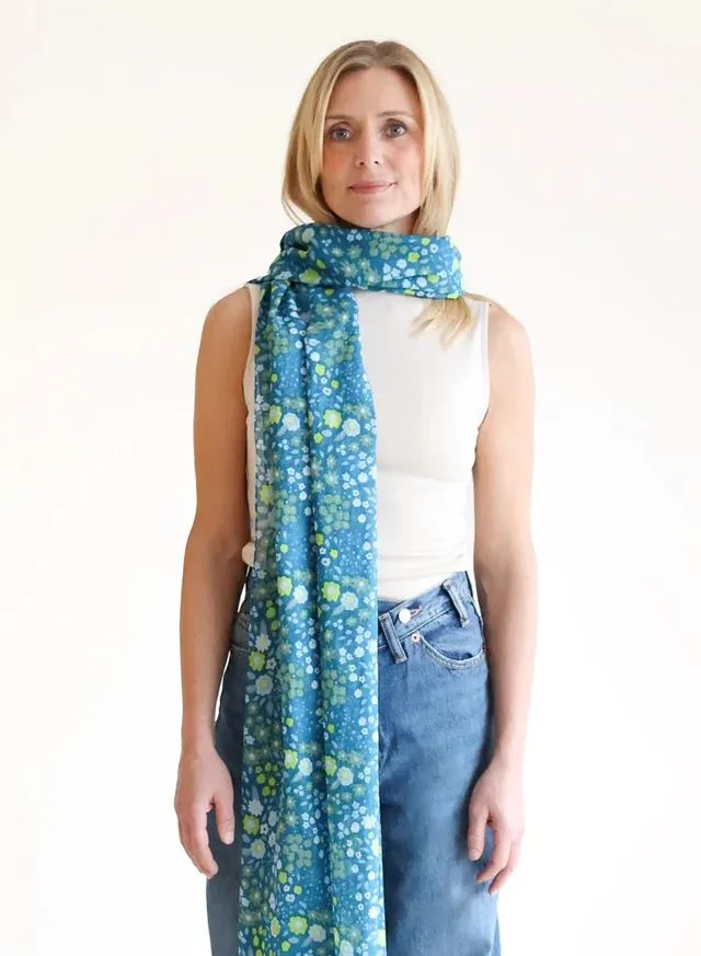 djian-clara-schal-bio-baumwolle-blau-floral-70x200 image 1