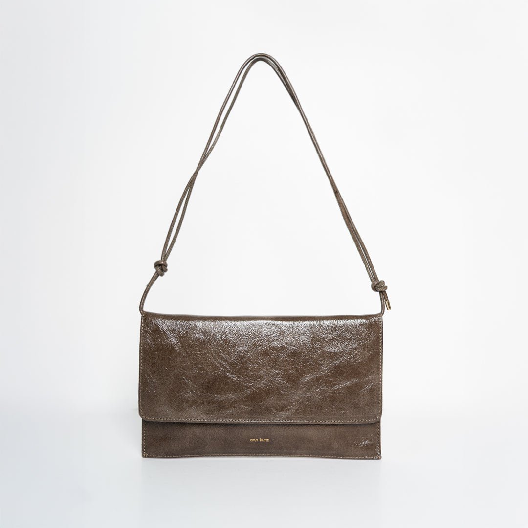 ann-kurz-thin-clutch-lackleder-fango-mit-riemen image 1