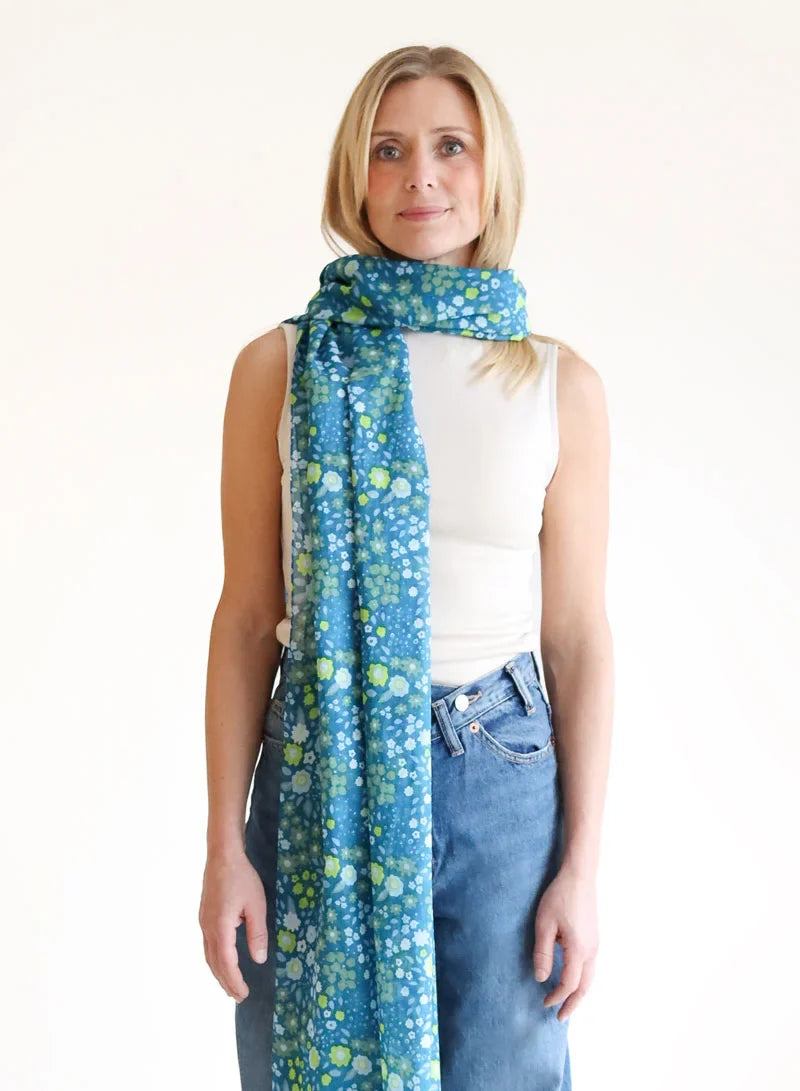 djian-clara-schal-bio-baumwolle-blau-floral-70x200 image 1