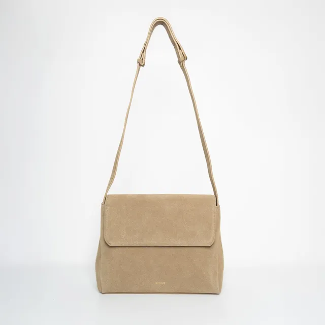 ann-kurz-crossbody-umh-ngetasche-recycled-suede-taupe-mit-klappe image 1