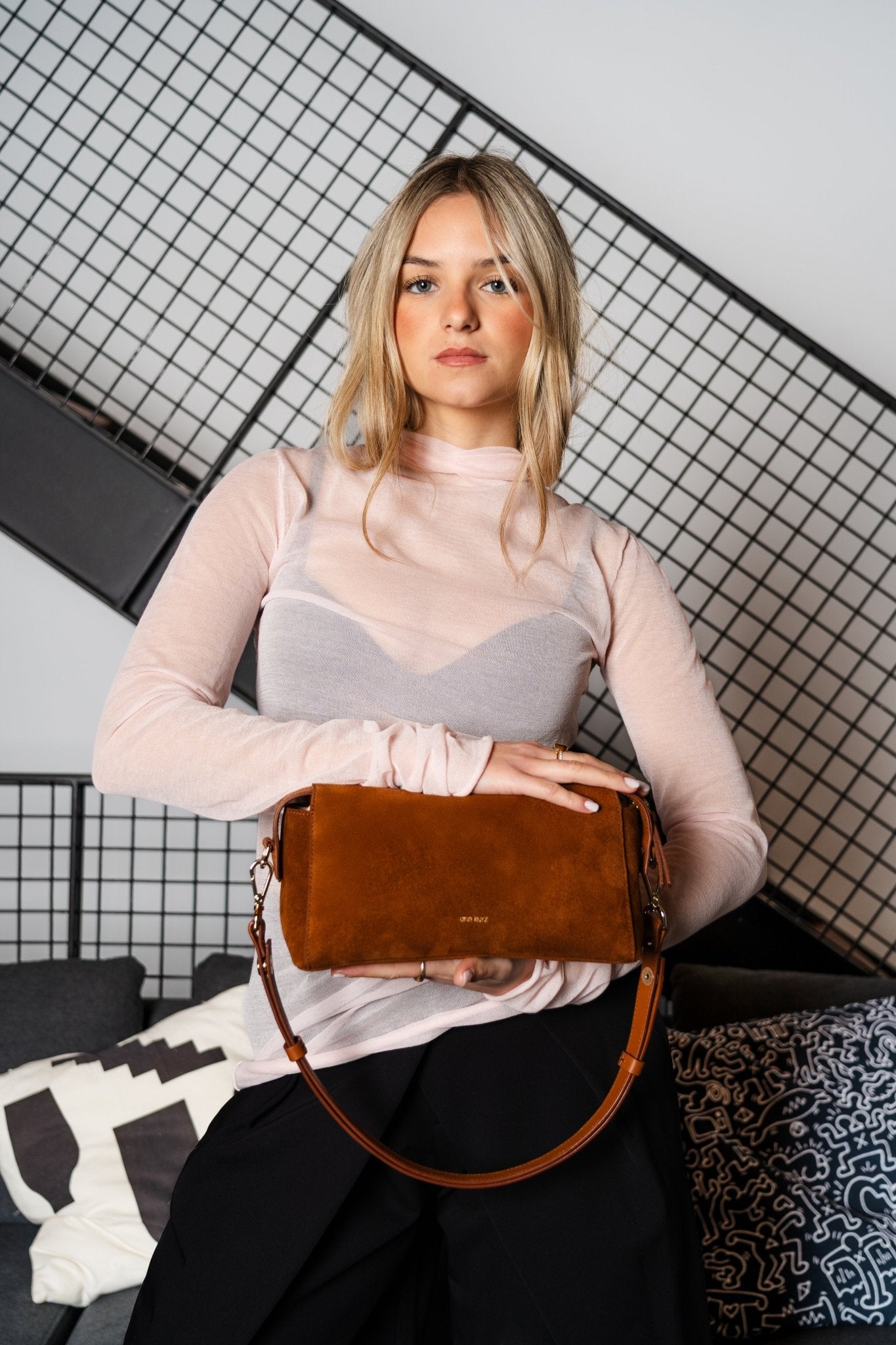 ann-kurz-light-shoulder-schultertasche-suede-cuero image 5
