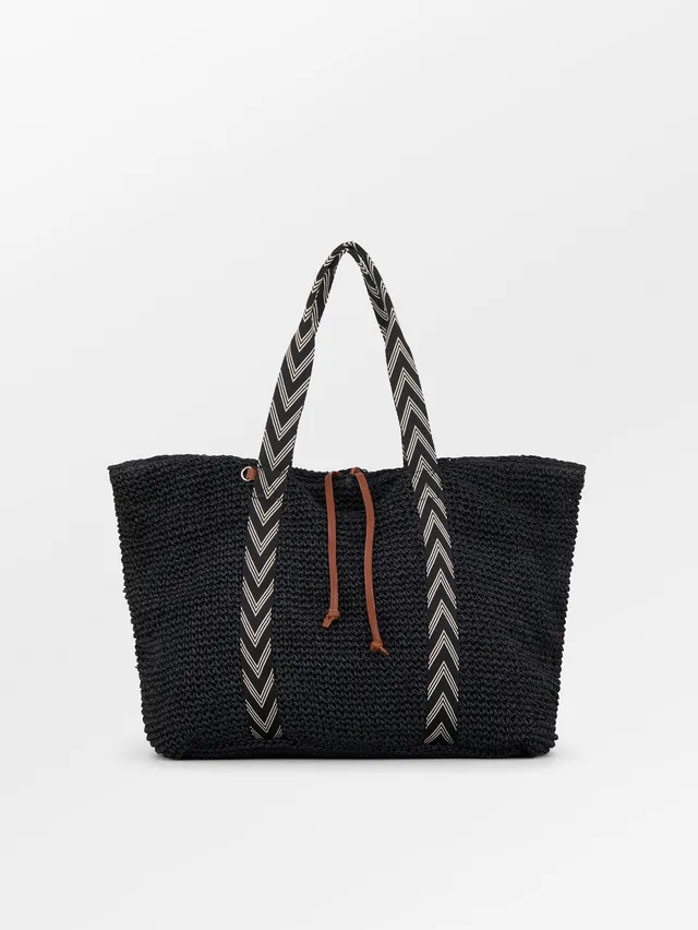 becks-ndergaard-pheobe-paper-straw-shopper-schwarz-papier-44x40 image 1