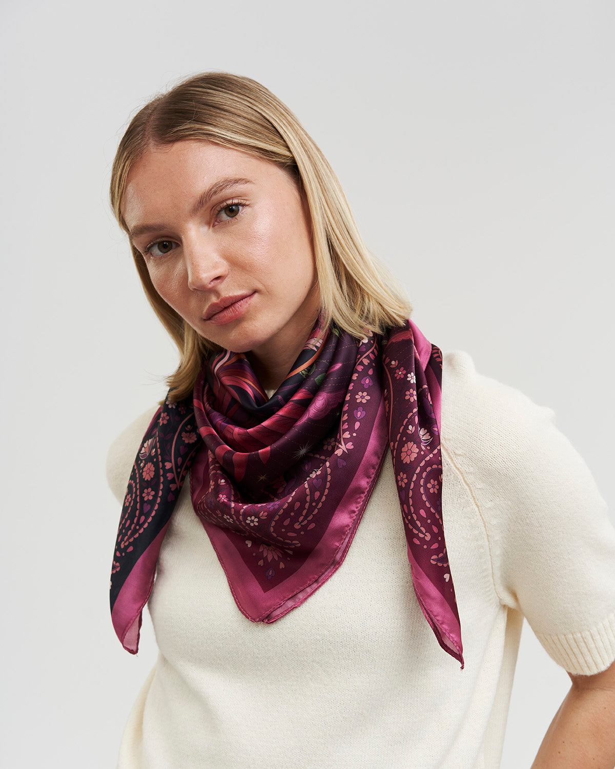 fable-eve-narrative-square-scarf-tuch-burgundy image 2