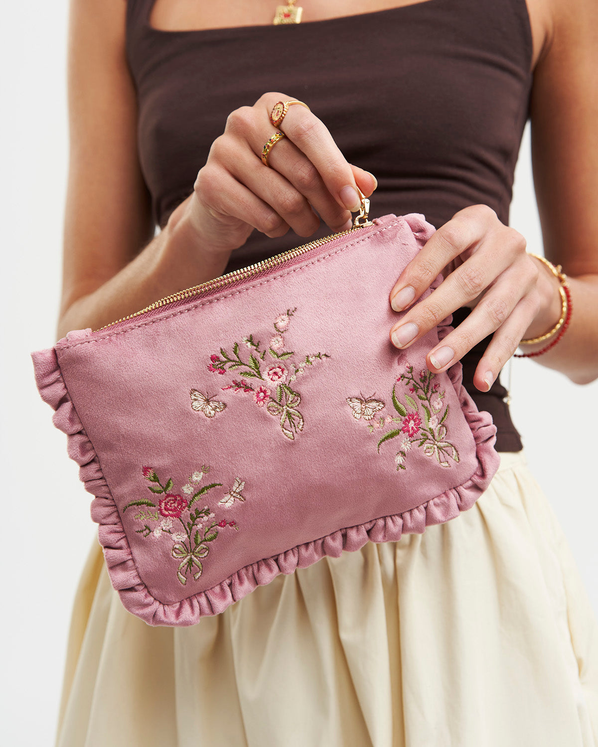 fable-england-floral-posy-pouch-samt-rosa-bestickt-m image 2