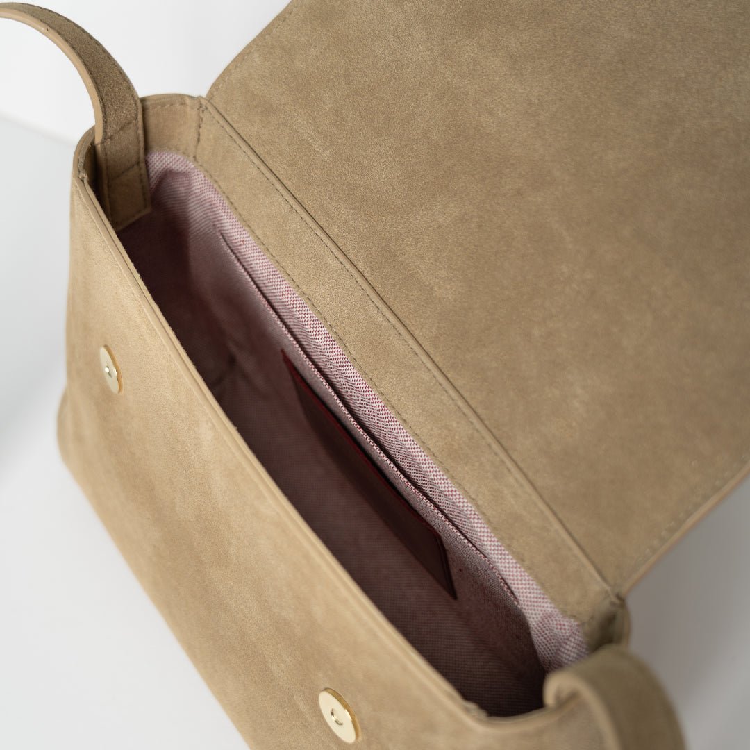 ann-kurz-crossbody-umh-ngetasche-recycled-suede-taupe-mit-klappe image 3