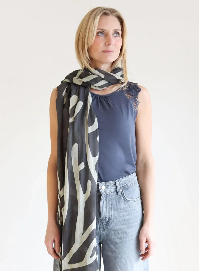 djian-cora-schal-modal-baumwolle-grau-floral-vegan image 3