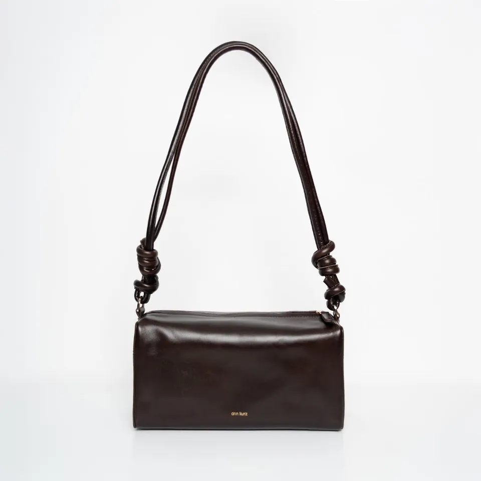ann-kurz-long-square-schultertasche-shiny-mocha image 1