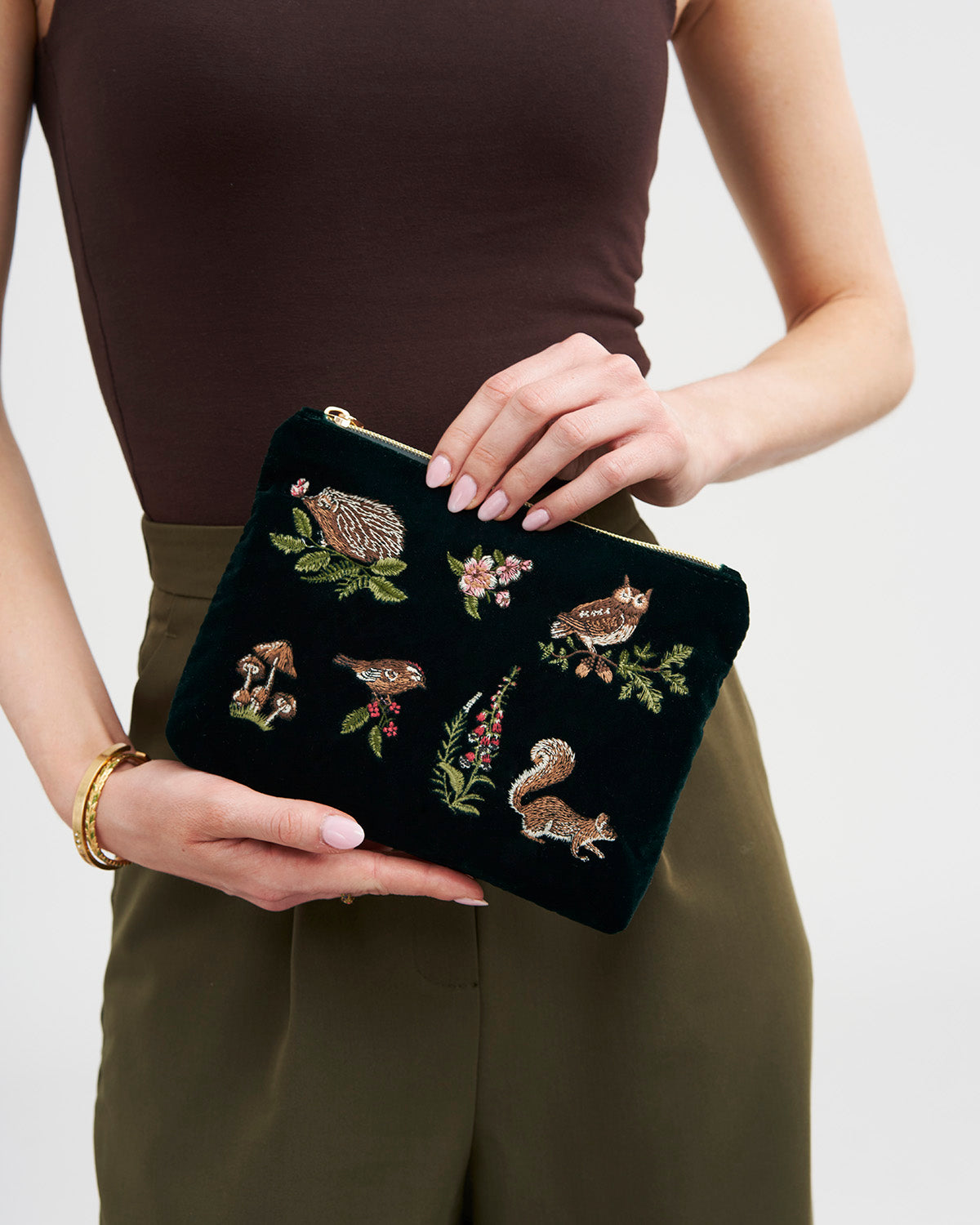 fable-england-meadow-scene-pouch-samt-waldgr-n-bestickt image 2