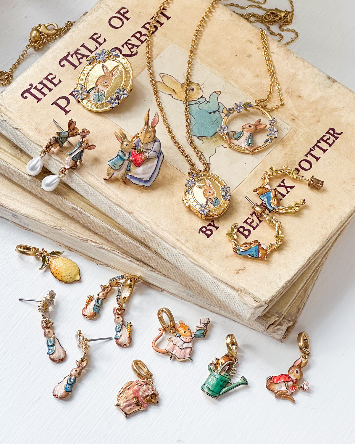 fable-england-jewellery-peter-rabbit-jumping-clover-creolen-gold image 7