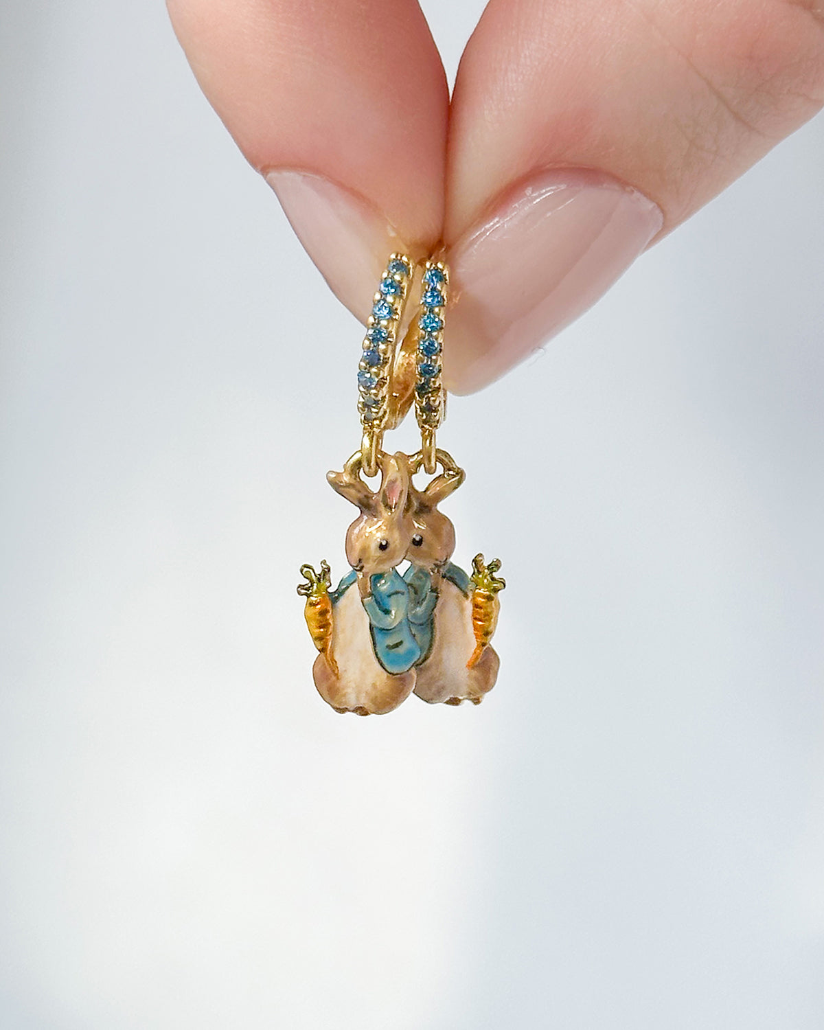 fable-england-peter-rabbit-karotten-huggie-ohrringe-gold image 7