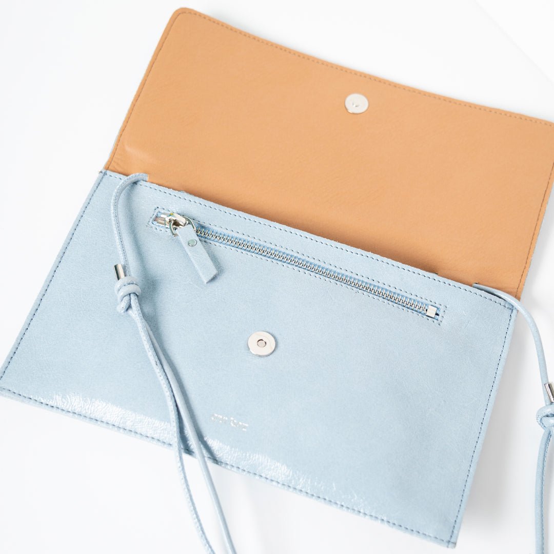 ann-kurz-thin-clutch-lackleder-clutch-celeste-handyfach image 2