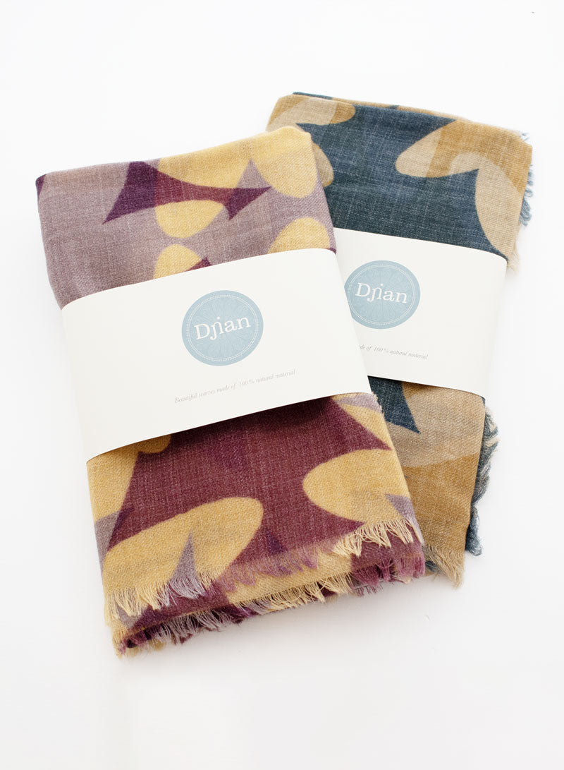 djian-kari-schal-merinowolle-beige-blau-floral image 4