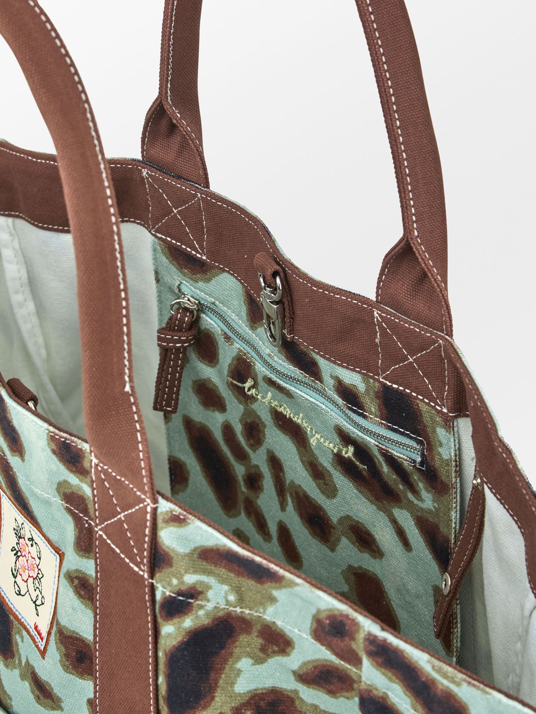 becks-ndergaard-leola-canvas-camila-tasche-aqua-gray-leo image 4