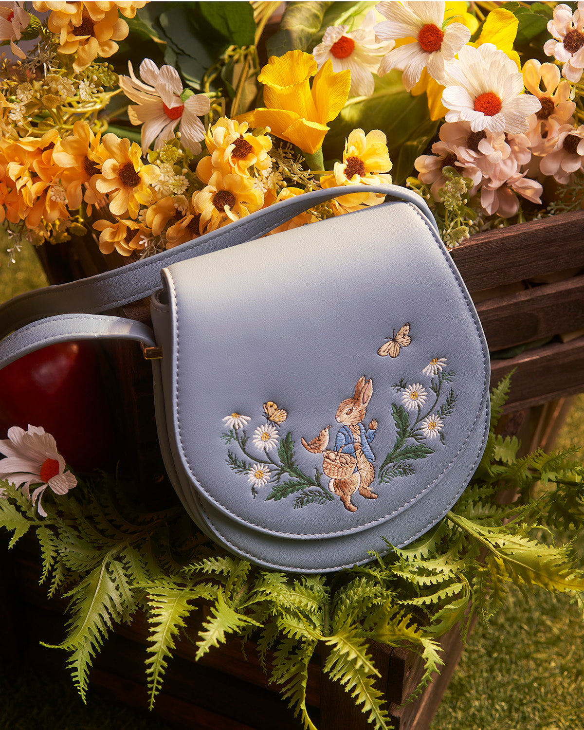 fable-england-peter-rabbit-saddle-bag-hellblau-crossbody image 2
