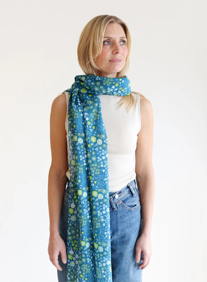 djian-clara-schal-bio-baumwolle-blau-floral-70x200 image 3