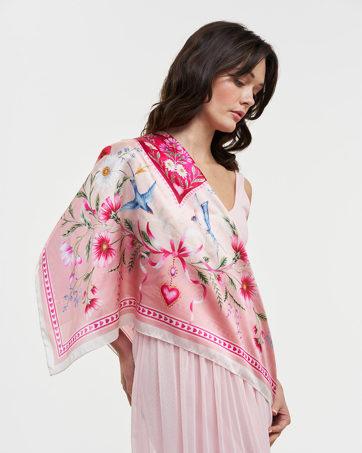 fable-england-penelope-tuch-rosa-quadrat-blumen image 2