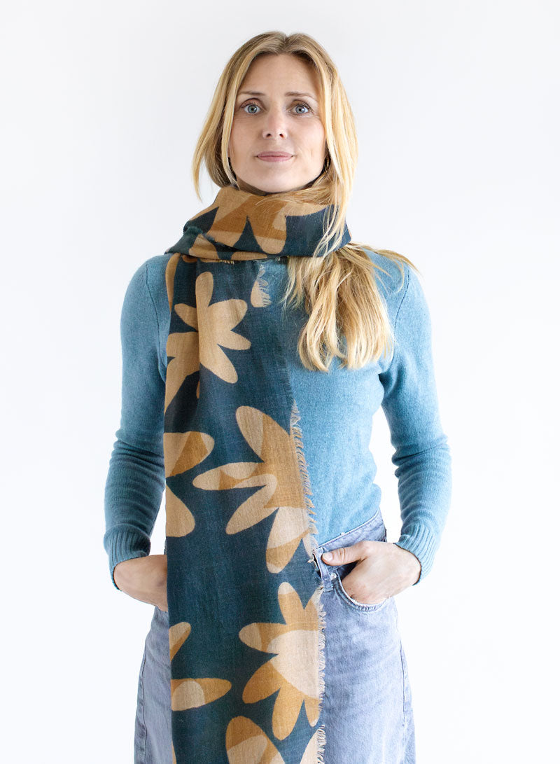 djian-kari-schal-merinowolle-beige-blau-floral image 1