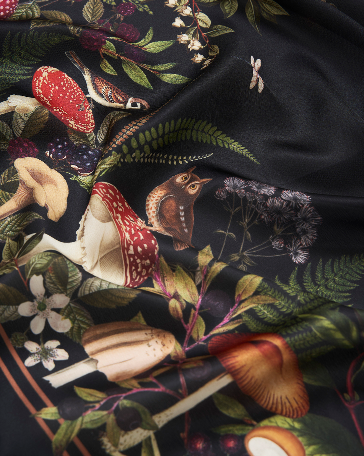 fable-england-orla-mushroom-tuch-schwarz-pilzmuster image 4