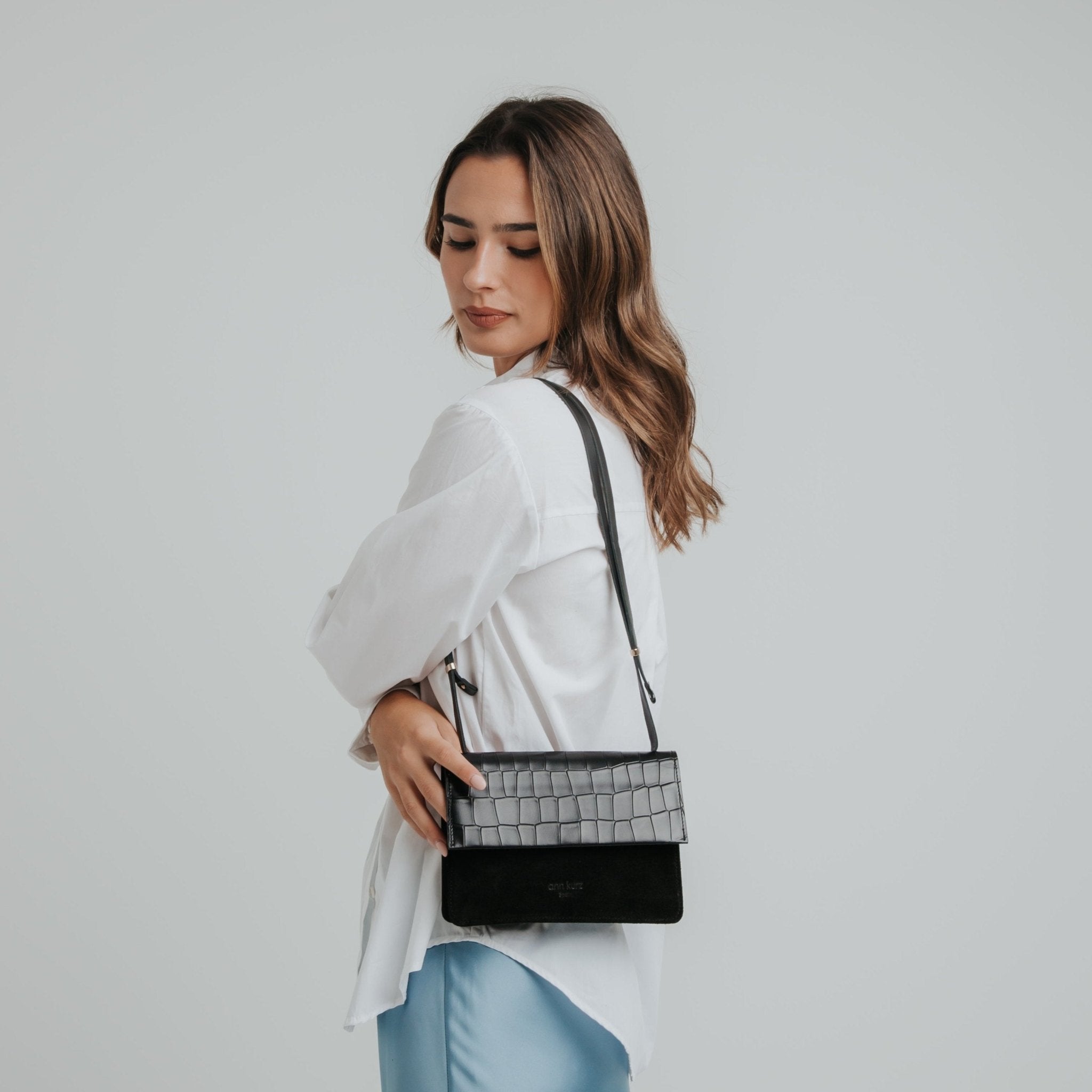 ann-kurz-phone-bag-medium-handytasche-croco-schwarz image 8