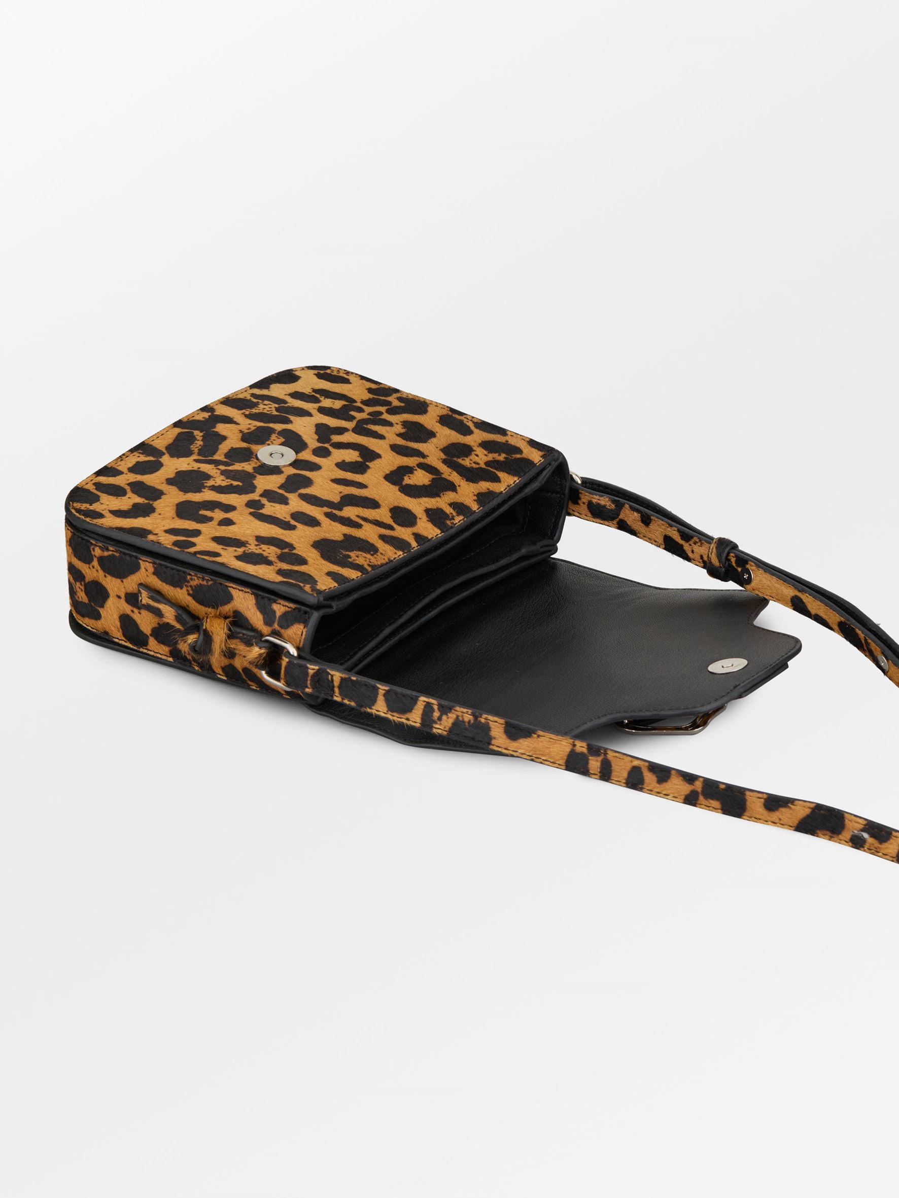 becks-ndergaard-leopa-iris-buckle-bag-leder-schwarz image 2