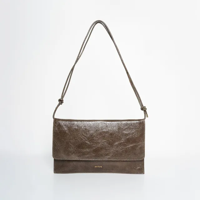ann-kurz-thin-clutch-lackleder-fango-mit-riemen image 1