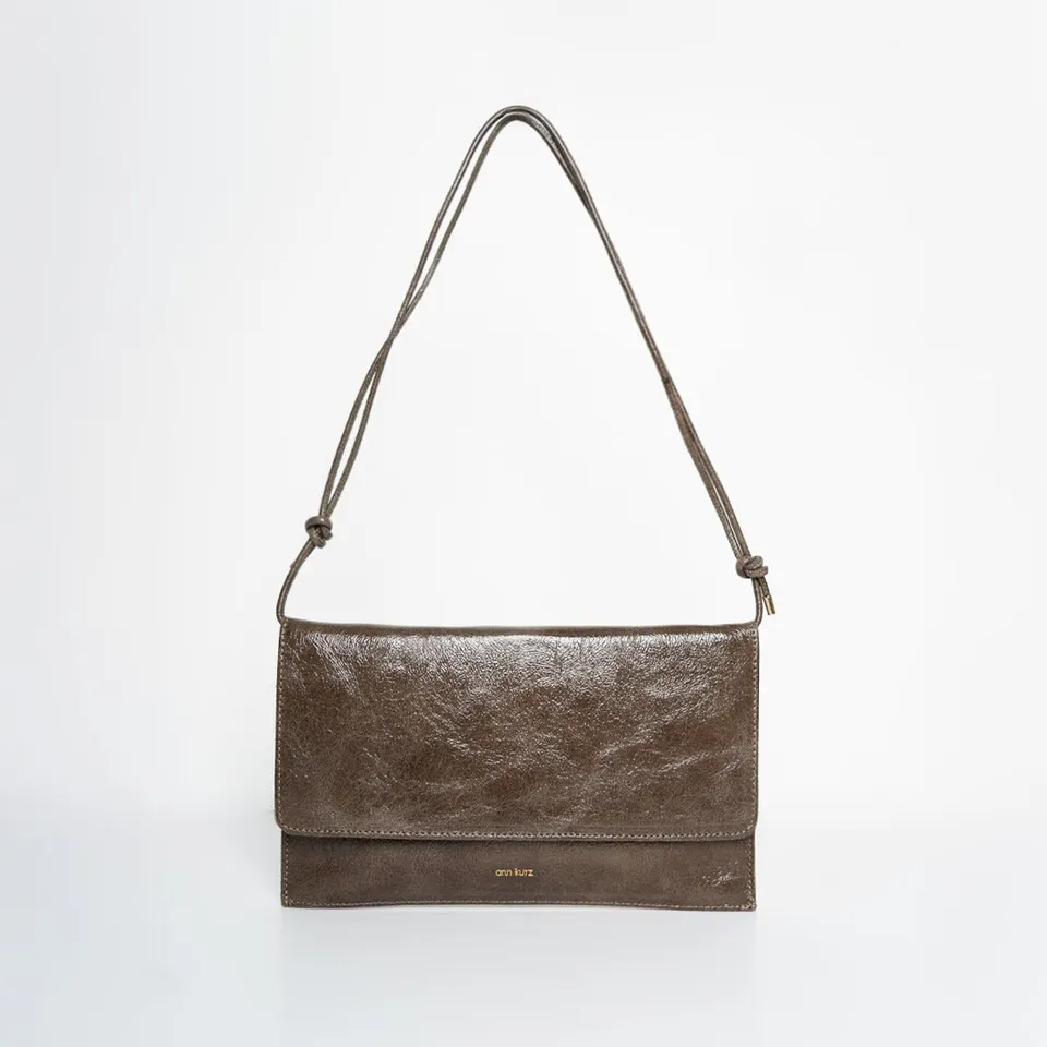 ann-kurz-thin-clutch-lackleder-fango-mit-riemen image 1