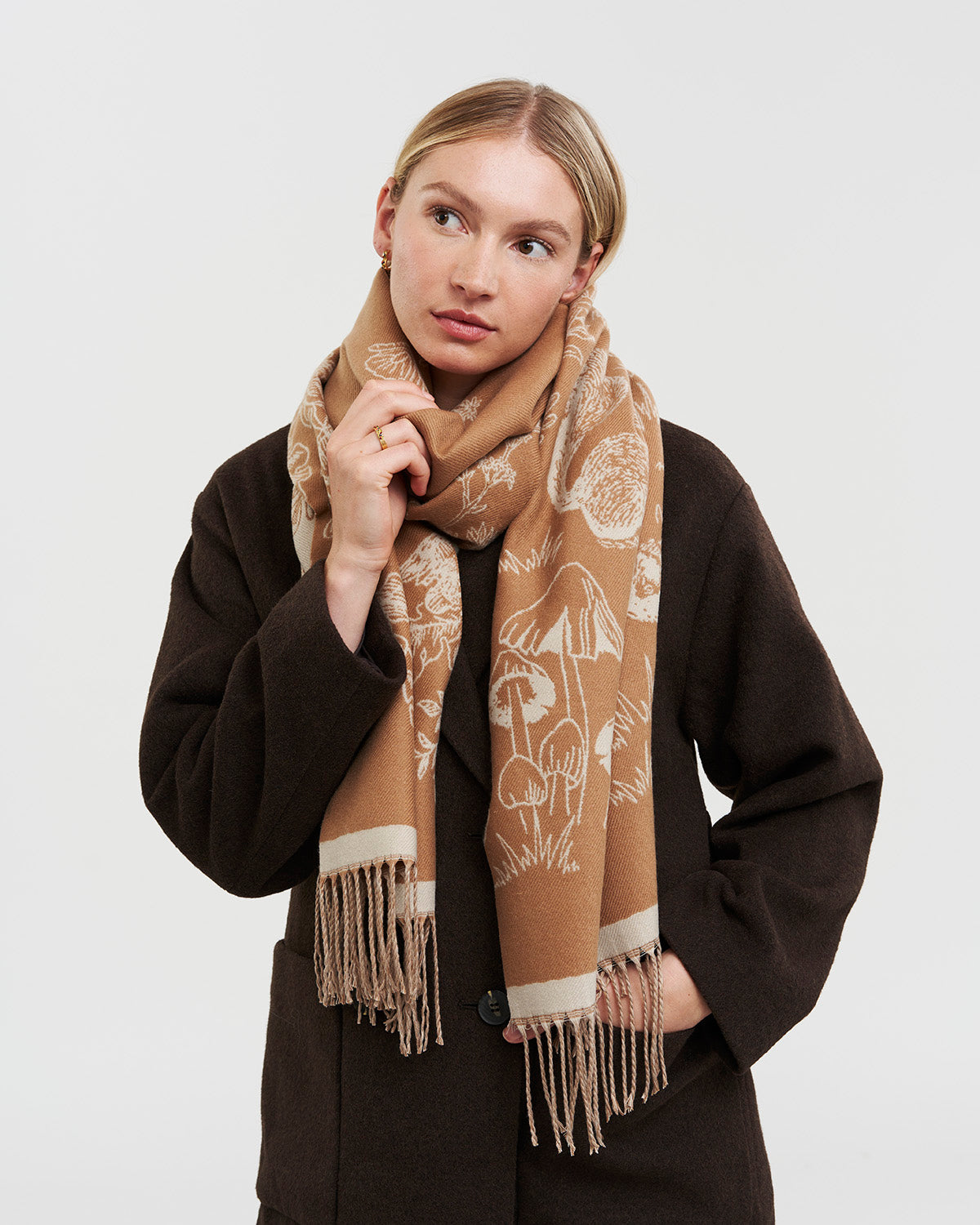 fable-england-woodland-schal-tan-karo-jacquard-lang image 2