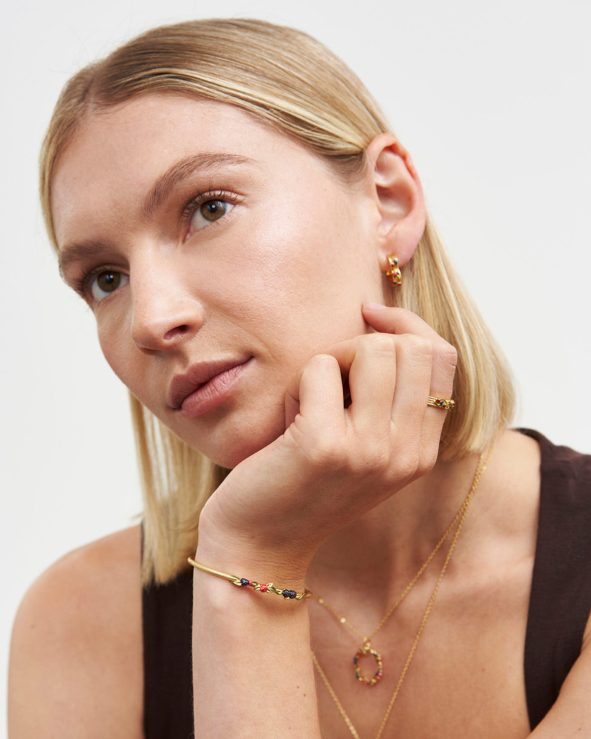 fable-england-jewellery-orla-hedgerow-armreif-gold-beeren image 3