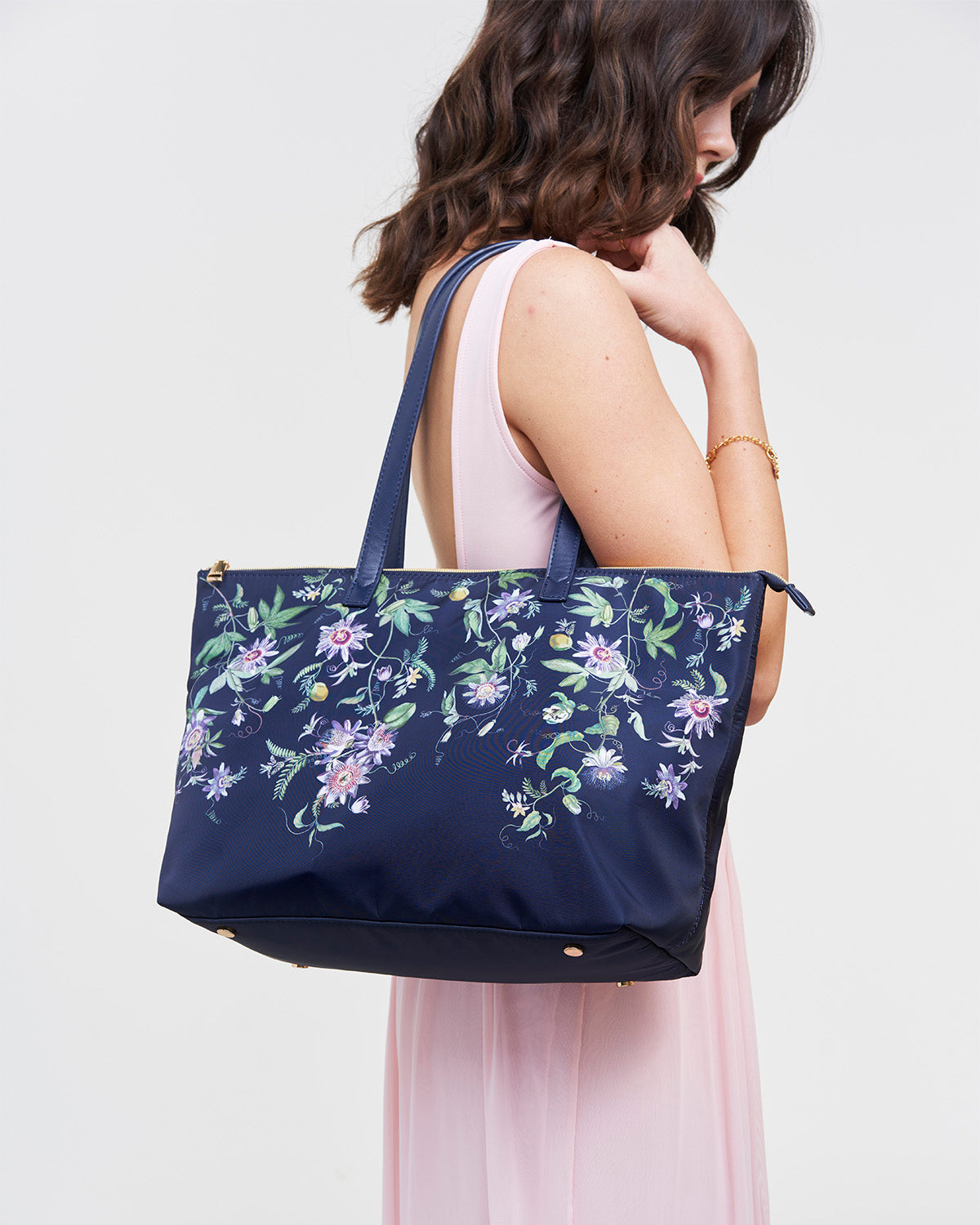fable-england-navy-passion-flower-grab-tote-tasche-blau image 2