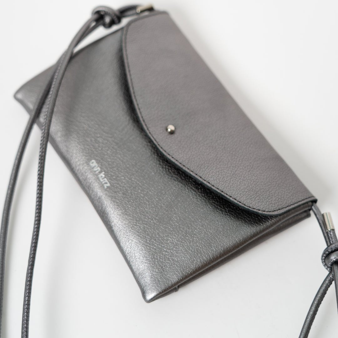 ann-kurz-mini-cute-clutch-metallic-dark-silver-leder image 2