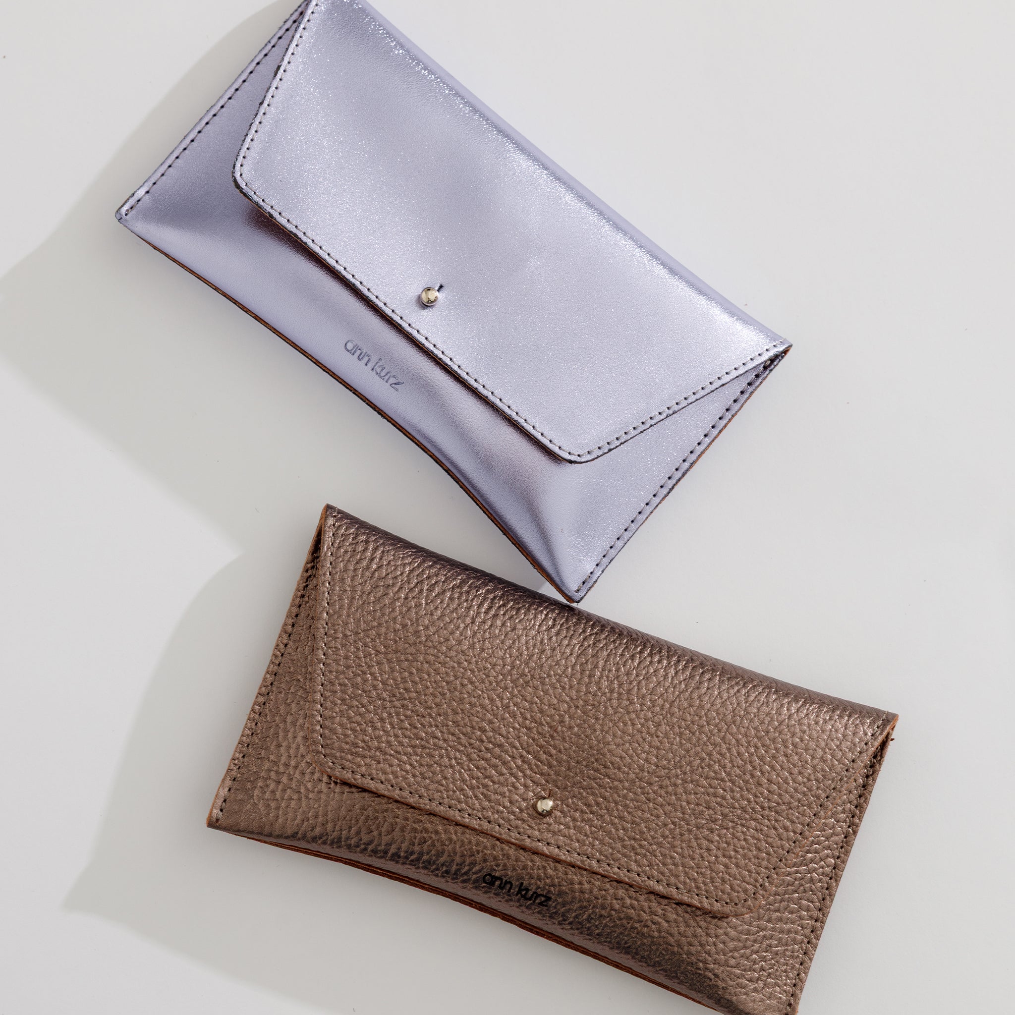 ann-kurz-mini-envelope-geldb-rse-metallic-grau-leder image 2