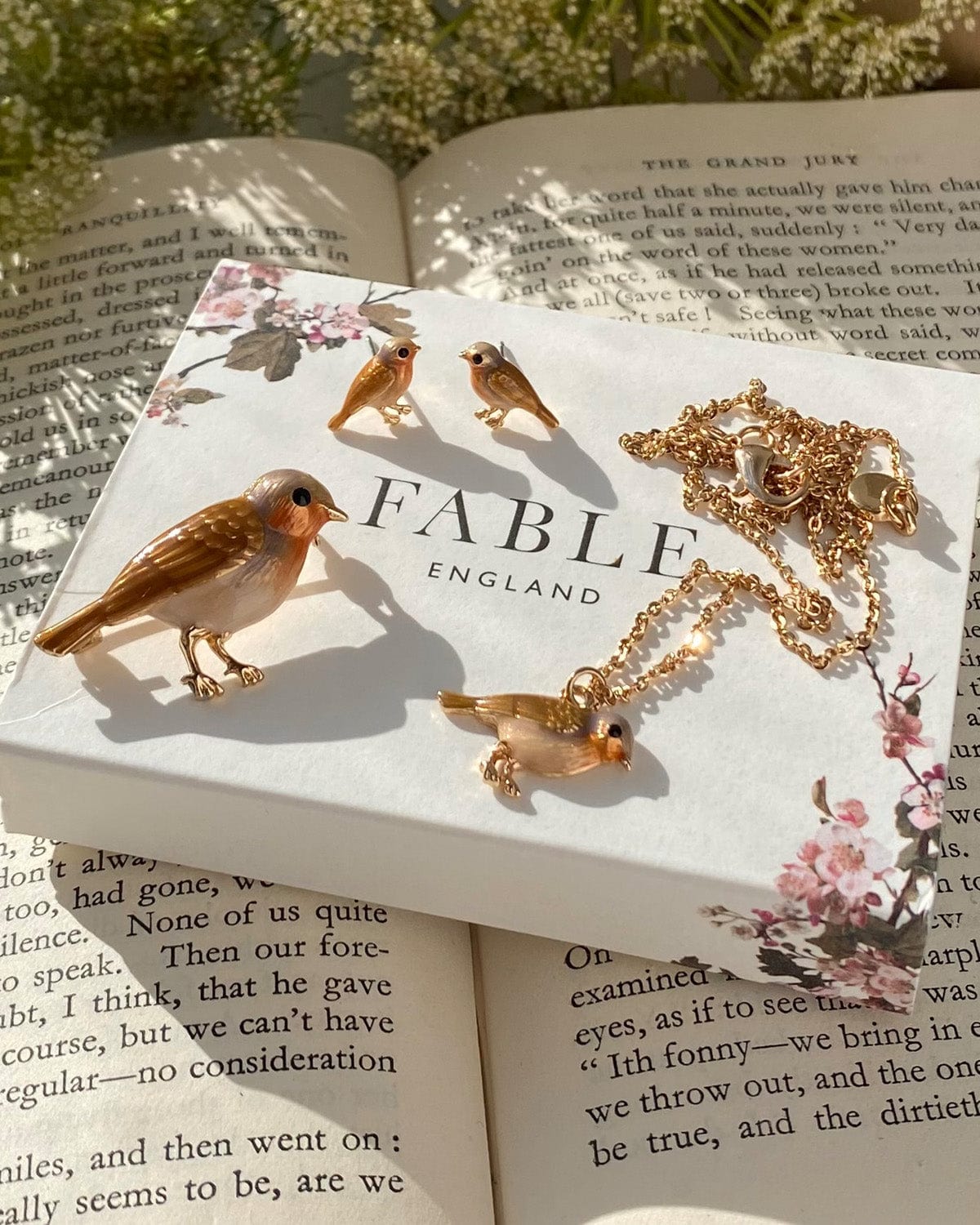 fable-england-robin-brosche-rot-emaille-gold image 2