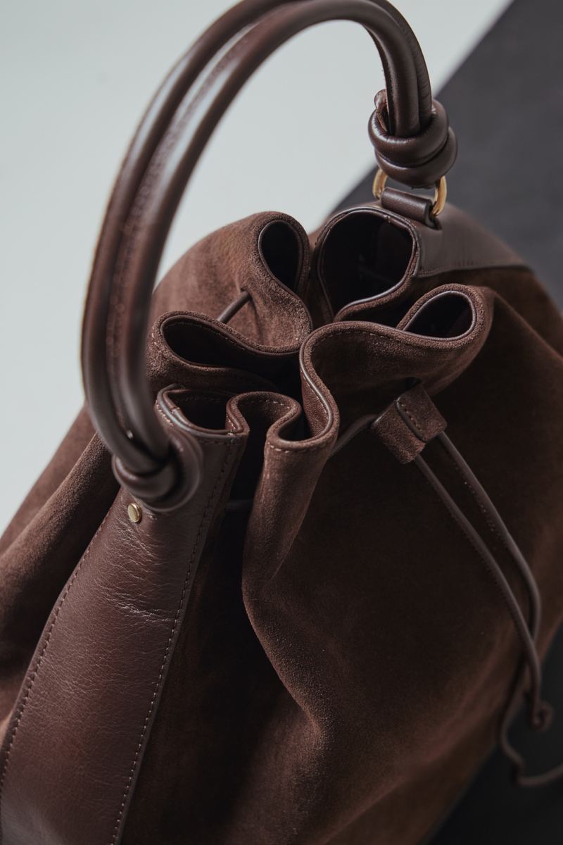 ann-kurz-saku-tall-beuteltasche-suede-mocha-rucksack-leder image 8
