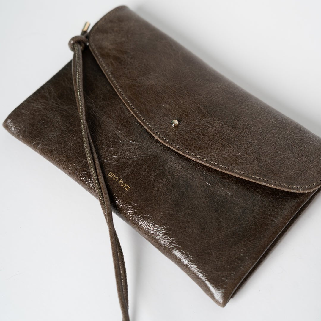 ann-kurz-cute-clutch-lackleder-clutch-fango-kartenfach image 2