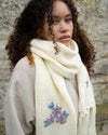 fable-england-forget-me-not-strickschal-creme-blumenmuster image 2