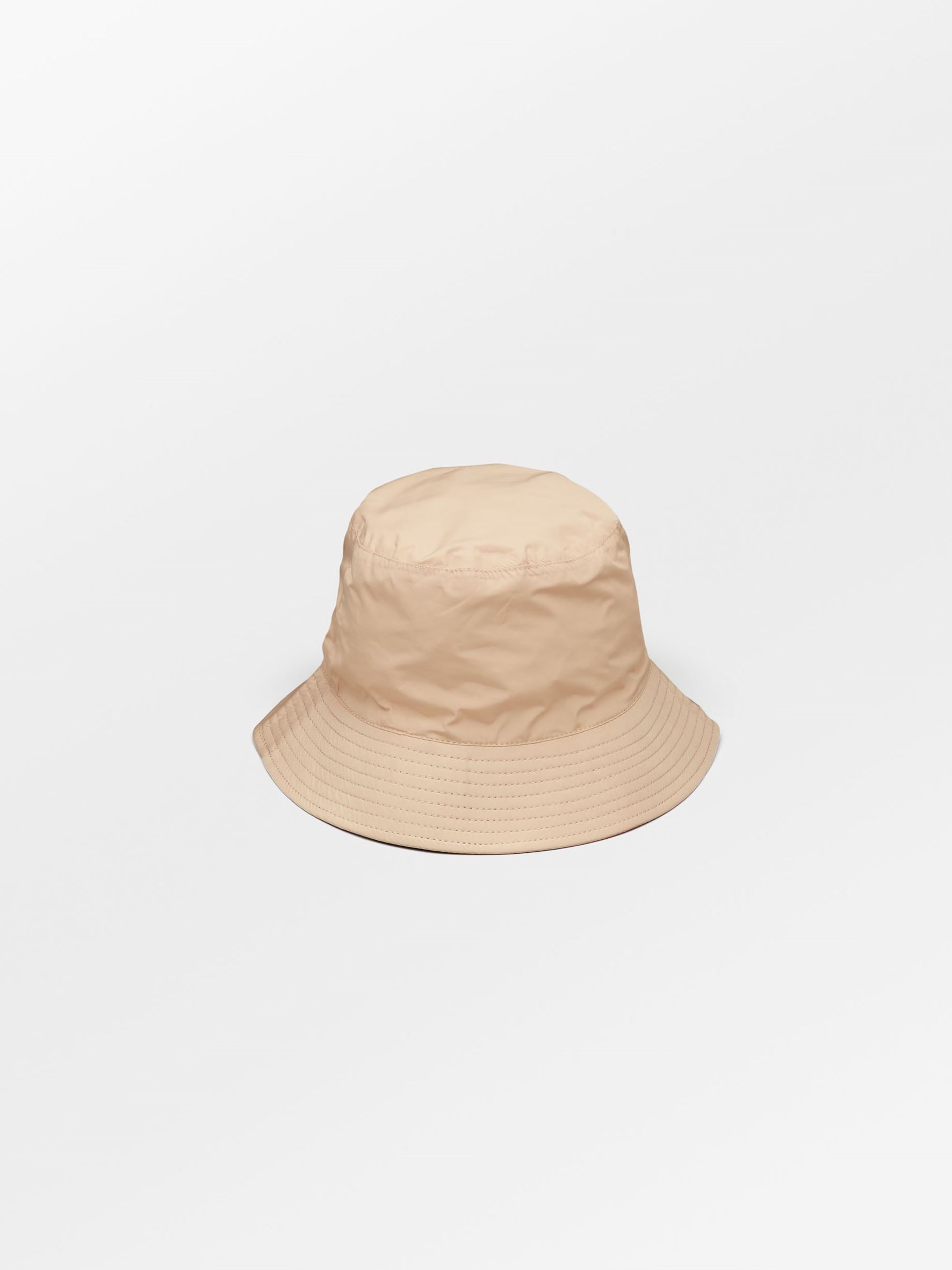 becks-ndergaard-rain-bucket-hut-cuban-sand-regen image 1