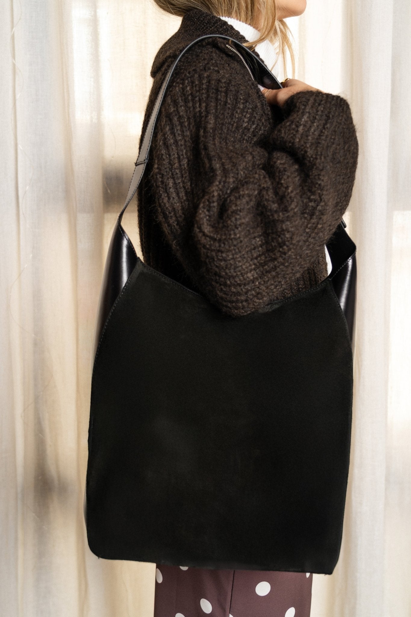 ann-kurz-vertical-shopper-tote-schwarz-suede-mix-laptopfach image 6