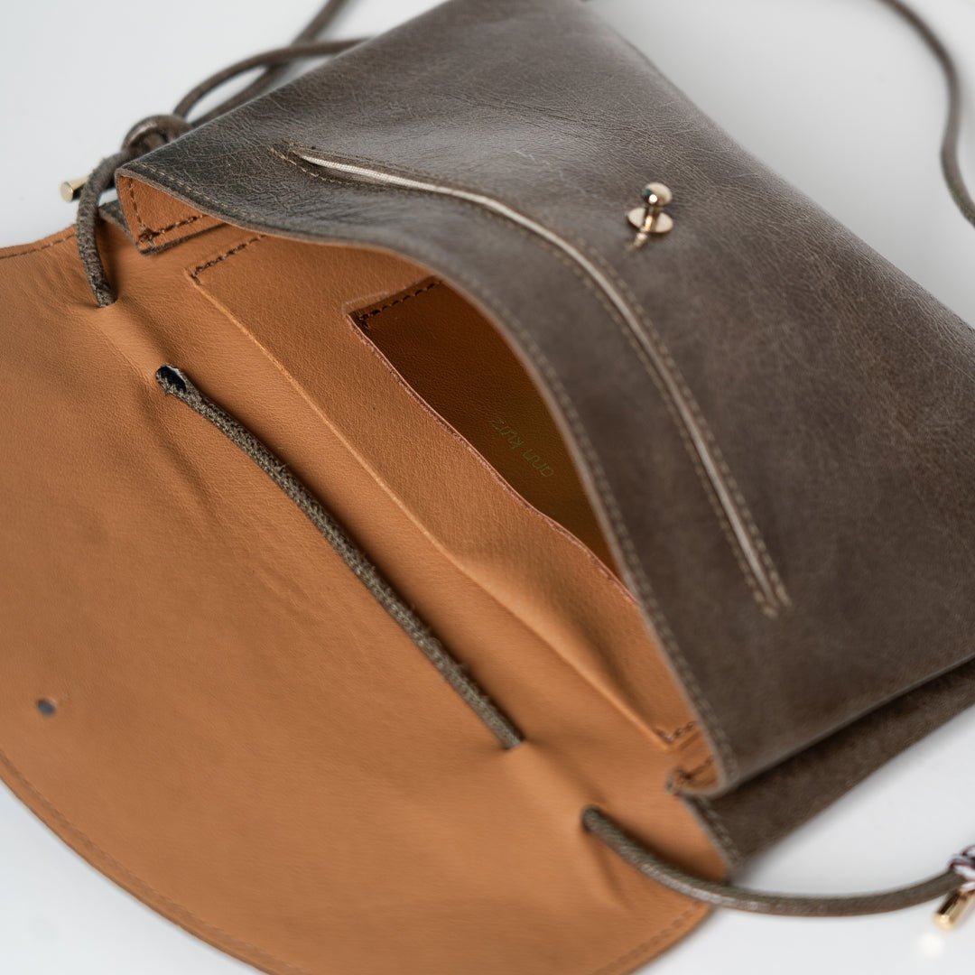 ann-kurz-cute-clutch-lackleder-clutch-fango-kartenfach image 4