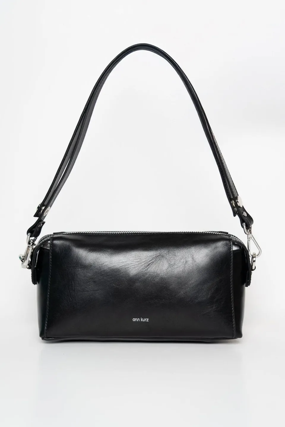 ann-kurz-light-shoulder-schultertasche-nappa-schwarz-silber image 1