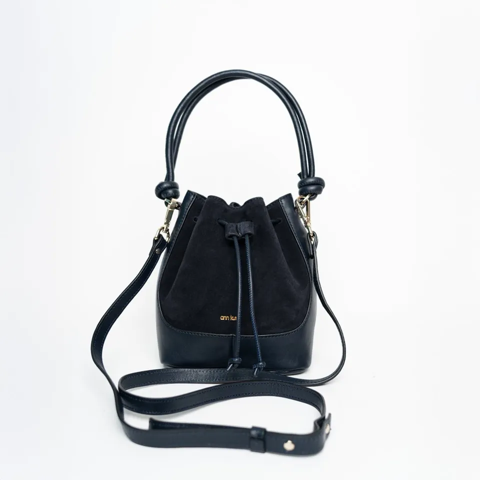 ann-kurz-mini-saku-beuteltasche-suede-mix-navy-mit-riemen image 1