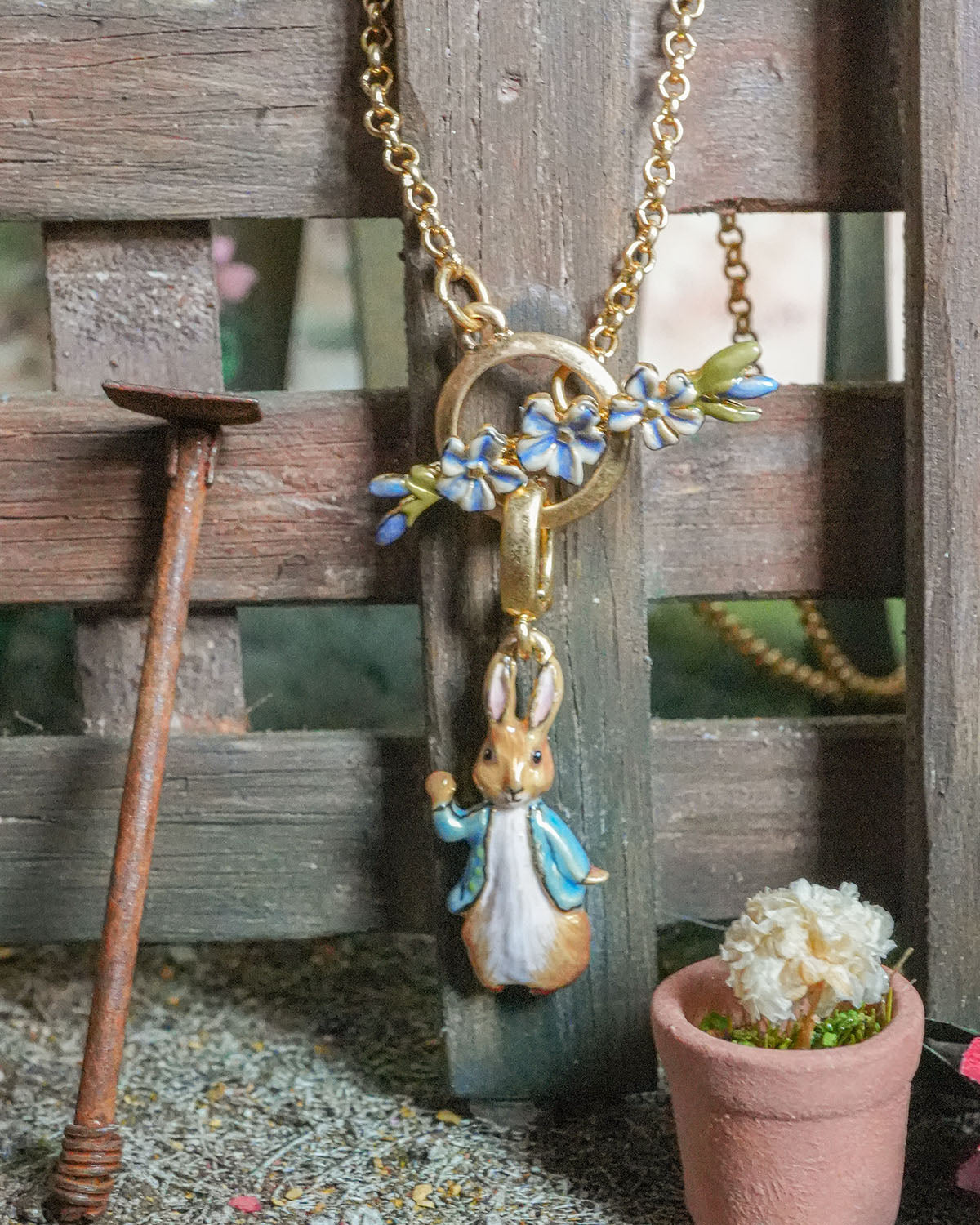 fable-england-peter-rabbit-forget-me-not-halskette-gold image 2