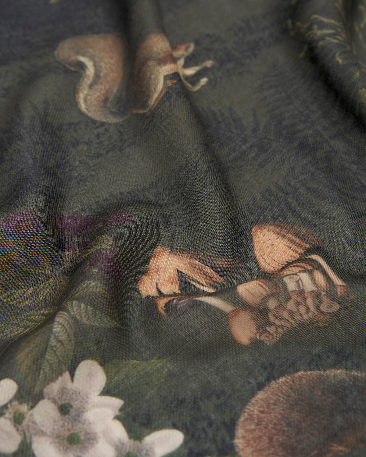 fable-england-woodland-meadow-schal-midnight-blumendruck image 2