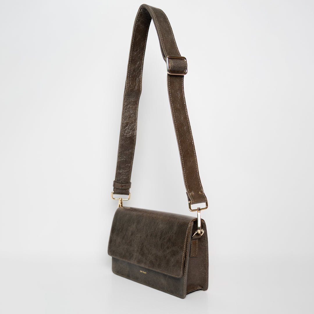ann-kurz-perfect-square-umh-ngetasche-lack-taupe-klappe image 4