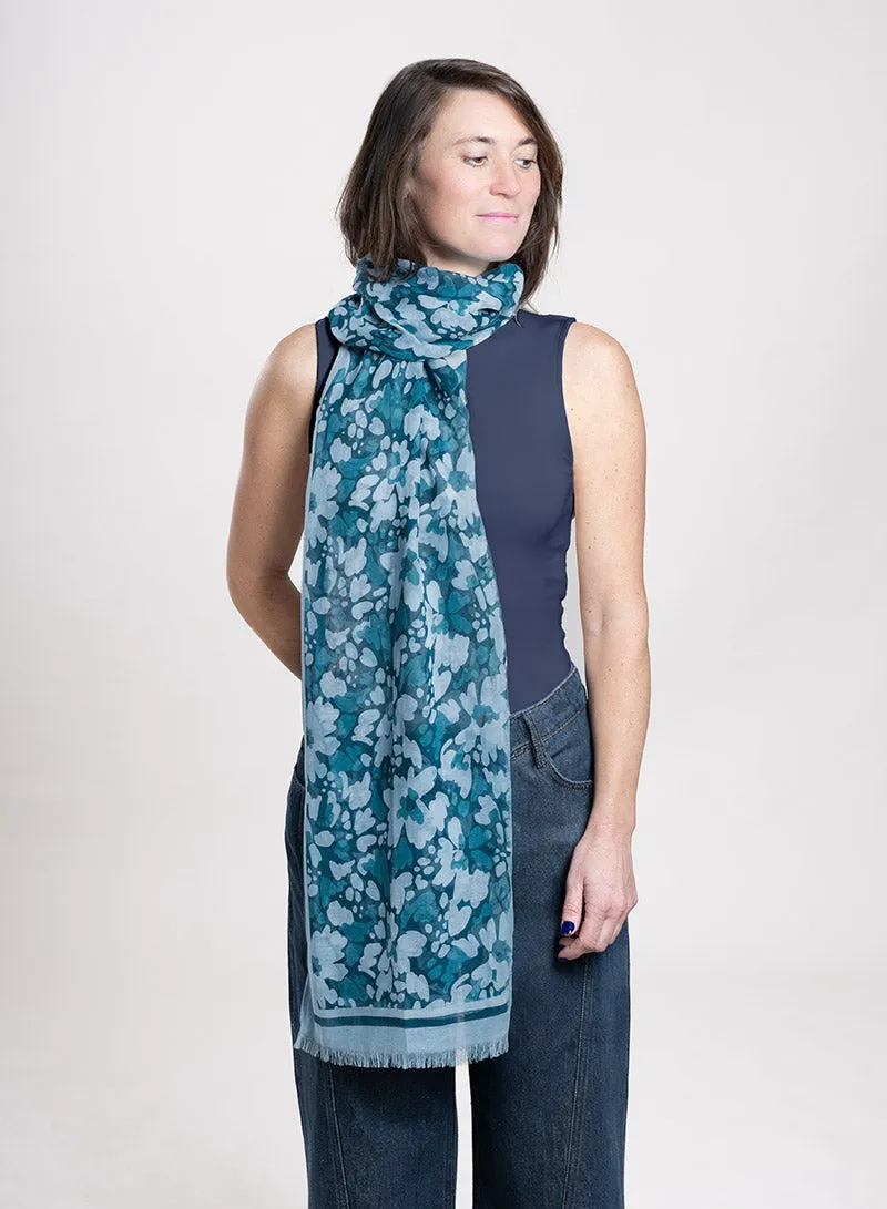 djian-elsa-schal-bio-baumwolle-blau-floral-leicht image 1