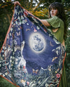 fable-england-wolf-garden-schal-quadratisch-navy-recycling-polyester image 2
