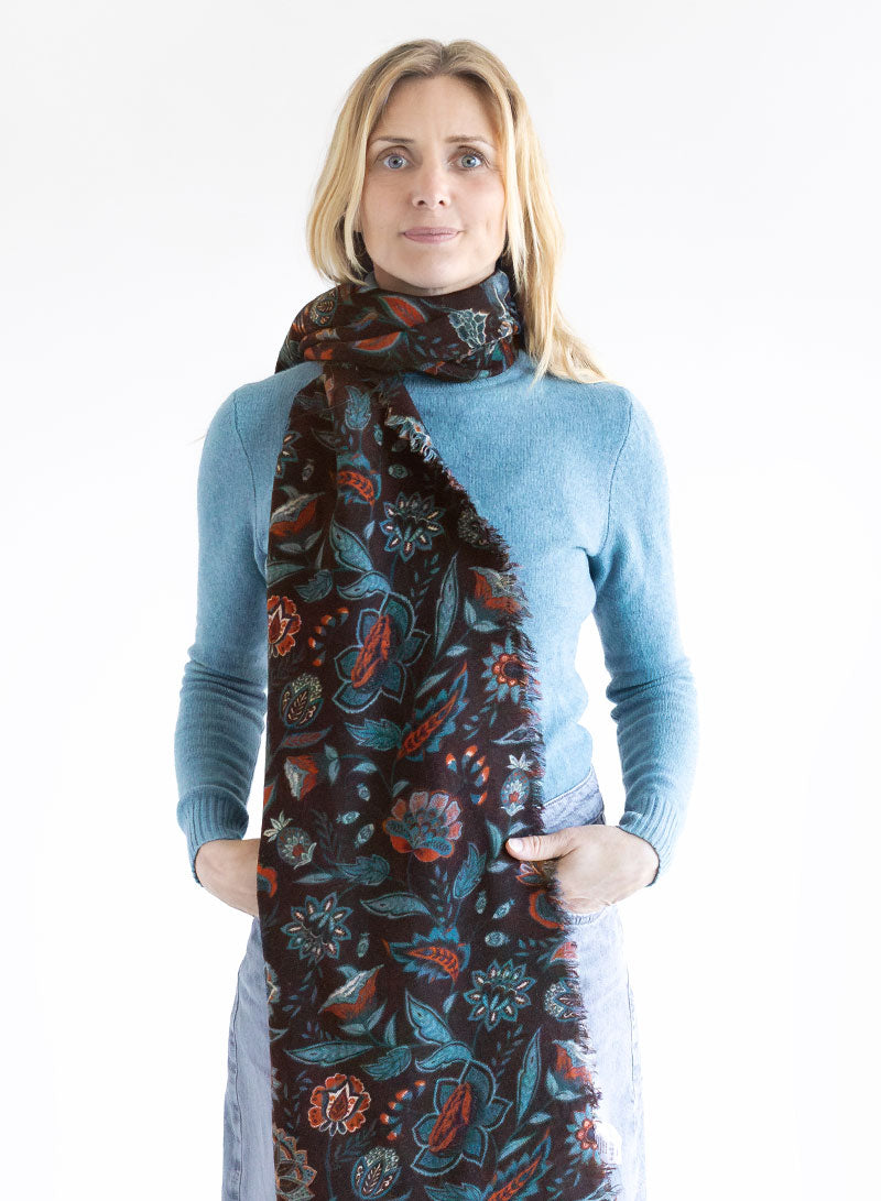 djian-marlene-schal-merinowolle-schwarz-bunt-floral image 1